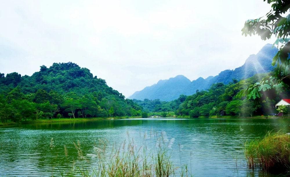 Yen Quang Lake has clear blue water and poetic rippling waves